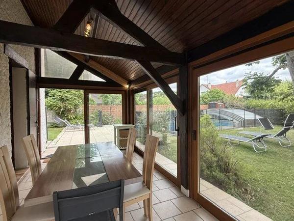 Location                                                      Maison
                        
                     8 pièces                                         à Combs-la-Ville