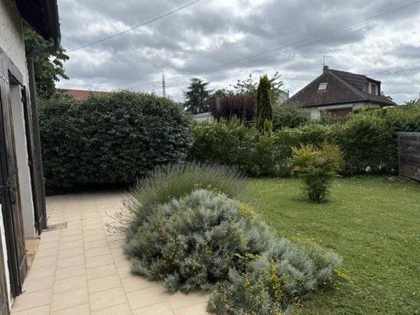 Location                                                      Maison
                        
                     8 pièces                                         à Combs-la-Ville