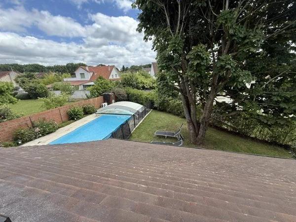 Location                                                      Maison
                        
                     8 pièces                                         à Combs-la-Ville