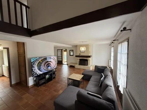 Location                                                      Maison
                        
                     8 pièces                                         à Combs-la-Ville