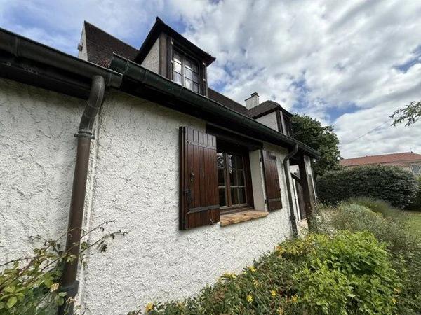 Location                                                      Maison
                        
                     8 pièces                                         à Combs-la-Ville