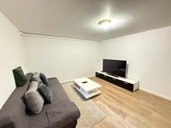 Location                                                      Maison
                        
                     8 pièces                                         à Combs-la-Ville
