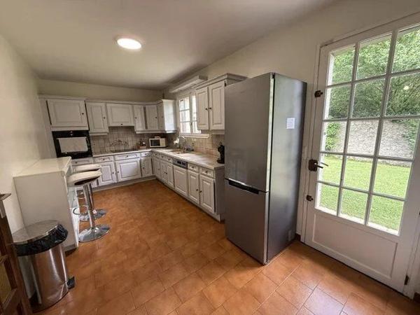 Location                                                      Maison
                        
                     8 pièces                                         à Combs-la-Ville