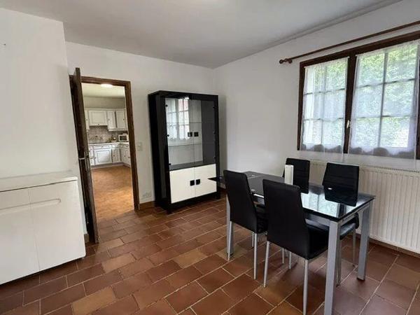 Location                                                      Maison
                        
                     8 pièces                                         à Combs-la-Ville