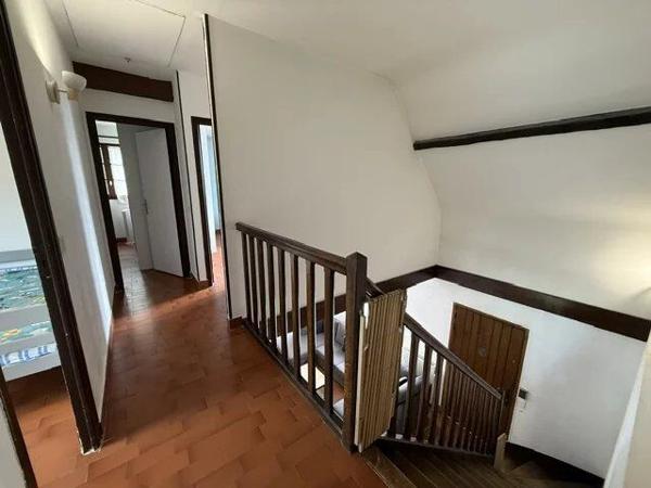 Location                                                      Maison
                        
                     8 pièces                                         à Combs-la-Ville