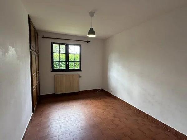 Location                                                      Maison
                        
                     8 pièces                                         à Combs-la-Ville