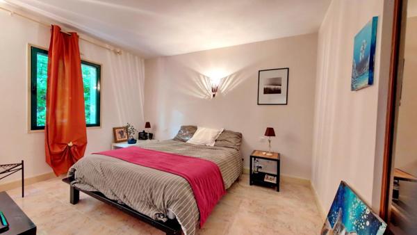 Maison d'exception 5 chambres avec véranda et piscine sur un hectare de terrain