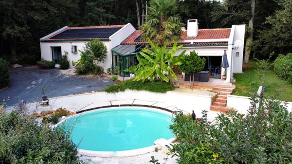 Maison d'exception 5 chambres avec véranda et piscine sur un hectare de terrain