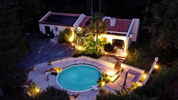 Maison d'exception 5 chambres avec véranda et piscine sur un hectare de terrain