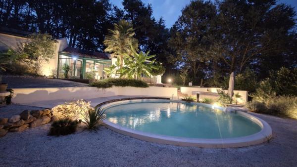 Maison d'exception 5 chambres avec véranda et piscine sur un hectare de terrain