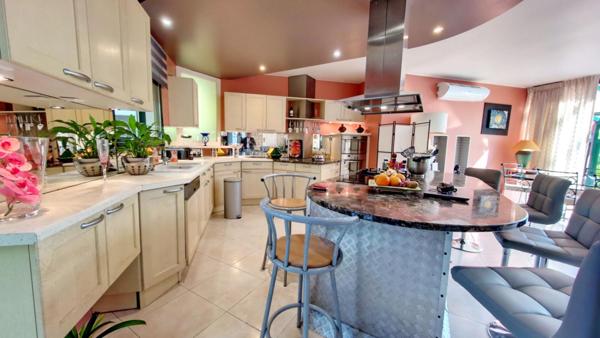 Maison d'exception 5 chambres avec véranda et piscine sur un hectare de terrain