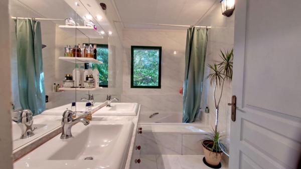 Maison d'exception 5 chambres avec véranda et piscine sur un hectare de terrain