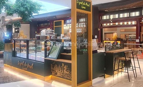 EMPLACEMENT COMMERCIAL PREMIUM – KIOSQUE 20 m² AVEC TERRASSE – WESTFIELD CARRÉ SÉNART (LIEUSAINT)

Opportunité rare au cœur de l’un des centres commerciaux les plus dynamiques d’Île-de-France : kiosque commercial de 20 m² idéalement situé au sein du centre commercial Westfield Carré Sénart.

Bénéficiant d’un emplacement stratégique avec forte visibilité et passage continu, ce kiosque dispose également d’une terrasse accessible, offrant un véritable potentiel pour une activité de restauration, coffee shop, concept food, snacking premium, bubble tea, pâtisserie, ou activité commerciale innovante.

Un emplacement à très fort potentiel
Le Carré Sénart est aujourd’hui une destination incontournable du sud francilien avec :

• Plus de 200 enseignes nationales et internationales  
• Un multiplexe Pathé de 17 salles  
• Plus de 40 restaurants  
• Un shopping parc extérieur et des espaces de loisirs  
• Une accessibilité exceptionnelle via l’A5, la Francilienne et les transports en commun  

Le site accueille entre 15 et 27 millions de visiteurs annuels selon les périodes et études publiées, faisant du Carré Sénart l’un des centres commerciaux les plus fréquentés de France. (epa-senart.fr)

Les atouts du kiosque
• Surface : 20 m²  
• Terrasse exploitable  
• Emplacement central à fort flux piéton  
• Clientèle familiale, active et étudiante  
• Centre vivant 7j/7  
• Fort potentiel de chiffre d’affaires  
• Environnement premium et moderne  

Le Carré Sénart est reconnu pour sa croissance constante de fréquentation et son attractivité régionale majeure. (Galivel & Associés)

Dossier et informations complémentaires sur demande.