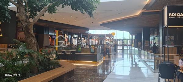 EMPLACEMENT COMMERCIAL PREMIUM – KIOSQUE 20 m² AVEC TERRASSE – WESTFIELD CARRÉ SÉNART (LIEUSAINT)

Opportunité rare au cœur de l’un des centres commerciaux les plus dynamiques d’Île-de-France : kiosque commercial de 20 m² idéalement situé au sein du centre commercial Westfield Carré Sénart.

Bénéficiant d’un emplacement stratégique avec forte visibilité et passage continu, ce kiosque dispose également d’une terrasse accessible, offrant un véritable potentiel pour une activité de restauration, coffee shop, concept food, snacking premium, bubble tea, pâtisserie, ou activité commerciale innovante.

Un emplacement à très fort potentiel
Le Carré Sénart est aujourd’hui une destination incontournable du sud francilien avec :

• Plus de 200 enseignes nationales et internationales  
• Un multiplexe Pathé de 17 salles  
• Plus de 40 restaurants  
• Un shopping parc extérieur et des espaces de loisirs  
• Une accessibilité exceptionnelle via l’A5, la Francilienne et les transports en commun  

Le site accueille entre 15 et 27 millions de visiteurs annuels selon les périodes et études publiées, faisant du Carré Sénart l’un des centres commerciaux les plus fréquentés de France. (epa-senart.fr)

Les atouts du kiosque
• Surface : 20 m²  
• Terrasse exploitable  
• Emplacement central à fort flux piéton  
• Clientèle familiale, active et étudiante  
• Centre vivant 7j/7  
• Fort potentiel de chiffre d’affaires  
• Environnement premium et moderne  

Le Carré Sénart est reconnu pour sa croissance constante de fréquentation et son attractivité régionale majeure. (Galivel & Associés)

Dossier et informations complémentaires sur demande.