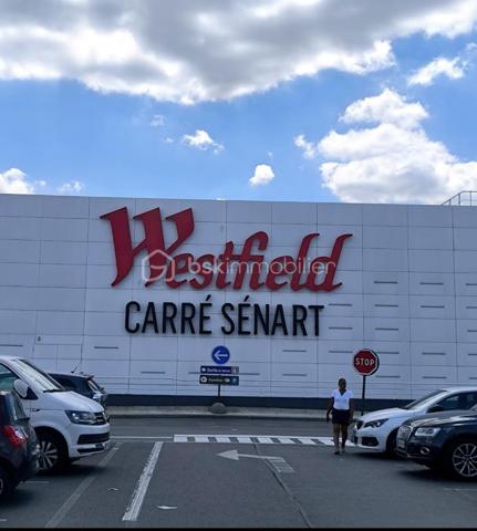 EMPLACEMENT COMMERCIAL PREMIUM – KIOSQUE 20 m² AVEC TERRASSE – WESTFIELD CARRÉ SÉNART (LIEUSAINT)

Opportunité rare au cœur de l’un des centres commerciaux les plus dynamiques d’Île-de-France : kiosque commercial de 20 m² idéalement situé au sein du centre commercial Westfield Carré Sénart.

Bénéficiant d’un emplacement stratégique avec forte visibilité et passage continu, ce kiosque dispose également d’une terrasse accessible, offrant un véritable potentiel pour une activité de restauration, coffee shop, concept food, snacking premium, bubble tea, pâtisserie, ou activité commerciale innovante.

Un emplacement à très fort potentiel
Le Carré Sénart est aujourd’hui une destination incontournable du sud francilien avec :

• Plus de 200 enseignes nationales et internationales  
• Un multiplexe Pathé de 17 salles  
• Plus de 40 restaurants  
• Un shopping parc extérieur et des espaces de loisirs  
• Une accessibilité exceptionnelle via l’A5, la Francilienne et les transports en commun  

Le site accueille entre 15 et 27 millions de visiteurs annuels selon les périodes et études publiées, faisant du Carré Sénart l’un des centres commerciaux les plus fréquentés de France. (epa-senart.fr)

Les atouts du kiosque
• Surface : 20 m²  
• Terrasse exploitable  
• Emplacement central à fort flux piéton  
• Clientèle familiale, active et étudiante  
• Centre vivant 7j/7  
• Fort potentiel de chiffre d’affaires  
• Environnement premium et moderne  

Le Carré Sénart est reconnu pour sa croissance constante de fréquentation et son attractivité régionale majeure. (Galivel & Associés)

Dossier et informations complémentaires sur demande.