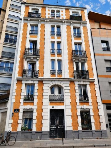 PORTE DE CLIGNANCOURT – MONTMARTRE

MANDAT EXCLUSIF

Prix de vente : 2 963 000 €
Gérald Diomar BSK Immobilier vous propose en exclusivité l'acquisition d'un immeuble de rapport situé dans le 18ᵉ arrondissement de Paris, à proximité immédiate de la Porte de Clignancourt, des commerces, des transports et du quartier emblématique de Montmartre.
Développant environ 340 m² habitables, cet actif est composé de 12 appartements indépendants répartis sur plusieurs niveaux au sein d'un immeuble parisien de caractère.
Cette opération constitue une opportunité rare d'acquérir un immeuble entier dans un secteur bénéficiant d'une forte demande locative et d'un potentiel de valorisation patrimoniale significatif.

LES POINTS CLÉS

•	Immeuble entier en pleine propriété
•	Surface totale : 340 m²
•	12 appartements indépendants
•	Charges annuelles : 11 000 €
•	Secteur locatif extrêmement dynamique
•	Métro Porte de Clignancourt à proximité immédiate
•	Forte attractivité résidentielle
•	Potentiel de revalorisation locative identifié

UN SECTEUR À FORTE DEMANDE

Le secteur Porte de Clignancourt bénéficie d'une excellente desserte grâce aux transports en commun, d'une proximité immédiate avec Montmartre et d'un environnement commerçant particulièrement dynamique.
Le quartier attire une population diversifiée composée d'étudiants, jeunes actifs, familles et investisseurs, garantissant une demande locative soutenue tout au long de l'année.

UN INVESTISSEMENT PATRIMONIAL SÉCURISÉ

L'actif présente plusieurs leviers de création de valeur :

•	Optimisation progressive des loyers
•	Valorisation individuelle des appartements
•	Rareté des immeubles de rapport parisiens disponibles à la vente
•	Mutualisation du risque locatif sur 12 lots
•	Charges maîtrisées

CIBLE INVESTISSEURS

Cette acquisition s'adresse particulièrement à :
•	Investisseurs patrimoniaux
•	Family Offices
•	Foncières privées
•	SCI familiales
•	Marchands de biens
•	Investisseurs recherchant une stratégie de valorisation à moyen terme

DOSSIER D'INVESTISSEMENT DISPONIBLE
Mémorandum complet, état locatif, diagnostics, plans et éléments financiers disponibles sur demande après premier échange.

Mandat Exclusif