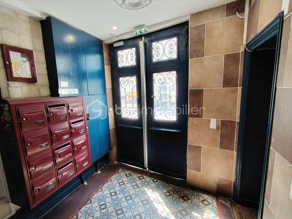 PORTE DE CLIGNANCOURT – MONTMARTRE

MANDAT EXCLUSIF

Prix de vente : 2 963 000 €
Gérald Diomar BSK Immobilier vous propose en exclusivité l'acquisition d'un immeuble de rapport situé dans le 18ᵉ arrondissement de Paris, à proximité immédiate de la Porte de Clignancourt, des commerces, des transports et du quartier emblématique de Montmartre.
Développant environ 340 m² habitables, cet actif est composé de 12 appartements indépendants répartis sur plusieurs niveaux au sein d'un immeuble parisien de caractère.
Cette opération constitue une opportunité rare d'acquérir un immeuble entier dans un secteur bénéficiant d'une forte demande locative et d'un potentiel de valorisation patrimoniale significatif.

LES POINTS CLÉS

•	Immeuble entier en pleine propriété
•	Surface totale : 340 m²
•	12 appartements indépendants
•	Charges annuelles : 11 000 €
•	Secteur locatif extrêmement dynamique
•	Métro Porte de Clignancourt à proximité immédiate
•	Forte attractivité résidentielle
•	Potentiel de revalorisation locative identifié

UN SECTEUR À FORTE DEMANDE

Le secteur Porte de Clignancourt bénéficie d'une excellente desserte grâce aux transports en commun, d'une proximité immédiate avec Montmartre et d'un environnement commerçant particulièrement dynamique.
Le quartier attire une population diversifiée composée d'étudiants, jeunes actifs, familles et investisseurs, garantissant une demande locative soutenue tout au long de l'année.

UN INVESTISSEMENT PATRIMONIAL SÉCURISÉ

L'actif présente plusieurs leviers de création de valeur :

•	Optimisation progressive des loyers
•	Valorisation individuelle des appartements
•	Rareté des immeubles de rapport parisiens disponibles à la vente
•	Mutualisation du risque locatif sur 12 lots
•	Charges maîtrisées

CIBLE INVESTISSEURS

Cette acquisition s'adresse particulièrement à :
•	Investisseurs patrimoniaux
•	Family Offices
•	Foncières privées
•	SCI familiales
•	Marchands de biens
•	Investisseurs recherchant une stratégie de valorisation à moyen terme

DOSSIER D'INVESTISSEMENT DISPONIBLE
Mémorandum complet, état locatif, diagnostics, plans et éléments financiers disponibles sur demande après premier échange.

Mandat Exclusif
