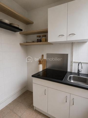 PORTE DE CLIGNANCOURT – MONTMARTRE

MANDAT EXCLUSIF

Prix de vente : 2 963 000 €
Gérald Diomar BSK Immobilier vous propose en exclusivité l'acquisition d'un immeuble de rapport situé dans le 18ᵉ arrondissement de Paris, à proximité immédiate de la Porte de Clignancourt, des commerces, des transports et du quartier emblématique de Montmartre.
Développant environ 340 m² habitables, cet actif est composé de 12 appartements indépendants répartis sur plusieurs niveaux au sein d'un immeuble parisien de caractère.
Cette opération constitue une opportunité rare d'acquérir un immeuble entier dans un secteur bénéficiant d'une forte demande locative et d'un potentiel de valorisation patrimoniale significatif.

LES POINTS CLÉS

•	Immeuble entier en pleine propriété
•	Surface totale : 340 m²
•	12 appartements indépendants
•	Charges annuelles : 11 000 €
•	Secteur locatif extrêmement dynamique
•	Métro Porte de Clignancourt à proximité immédiate
•	Forte attractivité résidentielle
•	Potentiel de revalorisation locative identifié

UN SECTEUR À FORTE DEMANDE

Le secteur Porte de Clignancourt bénéficie d'une excellente desserte grâce aux transports en commun, d'une proximité immédiate avec Montmartre et d'un environnement commerçant particulièrement dynamique.
Le quartier attire une population diversifiée composée d'étudiants, jeunes actifs, familles et investisseurs, garantissant une demande locative soutenue tout au long de l'année.

UN INVESTISSEMENT PATRIMONIAL SÉCURISÉ

L'actif présente plusieurs leviers de création de valeur :

•	Optimisation progressive des loyers
•	Valorisation individuelle des appartements
•	Rareté des immeubles de rapport parisiens disponibles à la vente
•	Mutualisation du risque locatif sur 12 lots
•	Charges maîtrisées

CIBLE INVESTISSEURS

Cette acquisition s'adresse particulièrement à :
•	Investisseurs patrimoniaux
•	Family Offices
•	Foncières privées
•	SCI familiales
•	Marchands de biens
•	Investisseurs recherchant une stratégie de valorisation à moyen terme

DOSSIER D'INVESTISSEMENT DISPONIBLE
Mémorandum complet, état locatif, diagnostics, plans et éléments financiers disponibles sur demande après premier échange.

Mandat Exclusif
