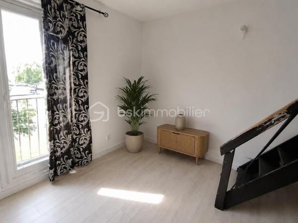 PORTE DE CLIGNANCOURT – MONTMARTRE

MANDAT EXCLUSIF

Prix de vente : 2 963 000 €
Gérald Diomar BSK Immobilier vous propose en exclusivité l'acquisition d'un immeuble de rapport situé dans le 18ᵉ arrondissement de Paris, à proximité immédiate de la Porte de Clignancourt, des commerces, des transports et du quartier emblématique de Montmartre.
Développant environ 340 m² habitables, cet actif est composé de 12 appartements indépendants répartis sur plusieurs niveaux au sein d'un immeuble parisien de caractère.
Cette opération constitue une opportunité rare d'acquérir un immeuble entier dans un secteur bénéficiant d'une forte demande locative et d'un potentiel de valorisation patrimoniale significatif.

LES POINTS CLÉS

•	Immeuble entier en pleine propriété
•	Surface totale : 340 m²
•	12 appartements indépendants
•	Charges annuelles : 11 000 €
•	Secteur locatif extrêmement dynamique
•	Métro Porte de Clignancourt à proximité immédiate
•	Forte attractivité résidentielle
•	Potentiel de revalorisation locative identifié

UN SECTEUR À FORTE DEMANDE

Le secteur Porte de Clignancourt bénéficie d'une excellente desserte grâce aux transports en commun, d'une proximité immédiate avec Montmartre et d'un environnement commerçant particulièrement dynamique.
Le quartier attire une population diversifiée composée d'étudiants, jeunes actifs, familles et investisseurs, garantissant une demande locative soutenue tout au long de l'année.

UN INVESTISSEMENT PATRIMONIAL SÉCURISÉ

L'actif présente plusieurs leviers de création de valeur :

•	Optimisation progressive des loyers
•	Valorisation individuelle des appartements
•	Rareté des immeubles de rapport parisiens disponibles à la vente
•	Mutualisation du risque locatif sur 12 lots
•	Charges maîtrisées

CIBLE INVESTISSEURS

Cette acquisition s'adresse particulièrement à :
•	Investisseurs patrimoniaux
•	Family Offices
•	Foncières privées
•	SCI familiales
•	Marchands de biens
•	Investisseurs recherchant une stratégie de valorisation à moyen terme

DOSSIER D'INVESTISSEMENT DISPONIBLE
Mémorandum complet, état locatif, diagnostics, plans et éléments financiers disponibles sur demande après premier échange.

Mandat Exclusif