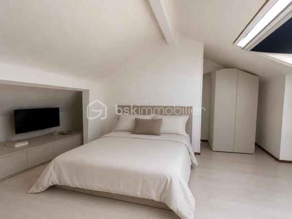 PORTE DE CLIGNANCOURT – MONTMARTRE

MANDAT EXCLUSIF

Prix de vente : 2 963 000 €
Gérald Diomar BSK Immobilier vous propose en exclusivité l'acquisition d'un immeuble de rapport situé dans le 18ᵉ arrondissement de Paris, à proximité immédiate de la Porte de Clignancourt, des commerces, des transports et du quartier emblématique de Montmartre.
Développant environ 340 m² habitables, cet actif est composé de 12 appartements indépendants répartis sur plusieurs niveaux au sein d'un immeuble parisien de caractère.
Cette opération constitue une opportunité rare d'acquérir un immeuble entier dans un secteur bénéficiant d'une forte demande locative et d'un potentiel de valorisation patrimoniale significatif.

LES POINTS CLÉS

•	Immeuble entier en pleine propriété
•	Surface totale : 340 m²
•	12 appartements indépendants
•	Charges annuelles : 11 000 €
•	Secteur locatif extrêmement dynamique
•	Métro Porte de Clignancourt à proximité immédiate
•	Forte attractivité résidentielle
•	Potentiel de revalorisation locative identifié

UN SECTEUR À FORTE DEMANDE

Le secteur Porte de Clignancourt bénéficie d'une excellente desserte grâce aux transports en commun, d'une proximité immédiate avec Montmartre et d'un environnement commerçant particulièrement dynamique.
Le quartier attire une population diversifiée composée d'étudiants, jeunes actifs, familles et investisseurs, garantissant une demande locative soutenue tout au long de l'année.

UN INVESTISSEMENT PATRIMONIAL SÉCURISÉ

L'actif présente plusieurs leviers de création de valeur :

•	Optimisation progressive des loyers
•	Valorisation individuelle des appartements
•	Rareté des immeubles de rapport parisiens disponibles à la vente
•	Mutualisation du risque locatif sur 12 lots
•	Charges maîtrisées

CIBLE INVESTISSEURS

Cette acquisition s'adresse particulièrement à :
•	Investisseurs patrimoniaux
•	Family Offices
•	Foncières privées
•	SCI familiales
•	Marchands de biens
•	Investisseurs recherchant une stratégie de valorisation à moyen terme

DOSSIER D'INVESTISSEMENT DISPONIBLE
Mémorandum complet, état locatif, diagnostics, plans et éléments financiers disponibles sur demande après premier échange.

Mandat Exclusif