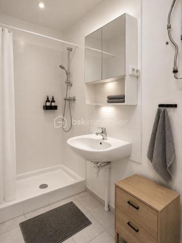 PORTE DE CLIGNANCOURT – MONTMARTRE

MANDAT EXCLUSIF

Prix de vente : 2 963 000 €
Gérald Diomar BSK Immobilier vous propose en exclusivité l'acquisition d'un immeuble de rapport situé dans le 18ᵉ arrondissement de Paris, à proximité immédiate de la Porte de Clignancourt, des commerces, des transports et du quartier emblématique de Montmartre.
Développant environ 340 m² habitables, cet actif est composé de 12 appartements indépendants répartis sur plusieurs niveaux au sein d'un immeuble parisien de caractère.
Cette opération constitue une opportunité rare d'acquérir un immeuble entier dans un secteur bénéficiant d'une forte demande locative et d'un potentiel de valorisation patrimoniale significatif.

LES POINTS CLÉS

•	Immeuble entier en pleine propriété
•	Surface totale : 340 m²
•	12 appartements indépendants
•	Charges annuelles : 11 000 €
•	Secteur locatif extrêmement dynamique
•	Métro Porte de Clignancourt à proximité immédiate
•	Forte attractivité résidentielle
•	Potentiel de revalorisation locative identifié

UN SECTEUR À FORTE DEMANDE

Le secteur Porte de Clignancourt bénéficie d'une excellente desserte grâce aux transports en commun, d'une proximité immédiate avec Montmartre et d'un environnement commerçant particulièrement dynamique.
Le quartier attire une population diversifiée composée d'étudiants, jeunes actifs, familles et investisseurs, garantissant une demande locative soutenue tout au long de l'année.

UN INVESTISSEMENT PATRIMONIAL SÉCURISÉ

L'actif présente plusieurs leviers de création de valeur :

•	Optimisation progressive des loyers
•	Valorisation individuelle des appartements
•	Rareté des immeubles de rapport parisiens disponibles à la vente
•	Mutualisation du risque locatif sur 12 lots
•	Charges maîtrisées

CIBLE INVESTISSEURS

Cette acquisition s'adresse particulièrement à :
•	Investisseurs patrimoniaux
•	Family Offices
•	Foncières privées
•	SCI familiales
•	Marchands de biens
•	Investisseurs recherchant une stratégie de valorisation à moyen terme

DOSSIER D'INVESTISSEMENT DISPONIBLE
Mémorandum complet, état locatif, diagnostics, plans et éléments financiers disponibles sur demande après premier échange.

Mandat Exclusif