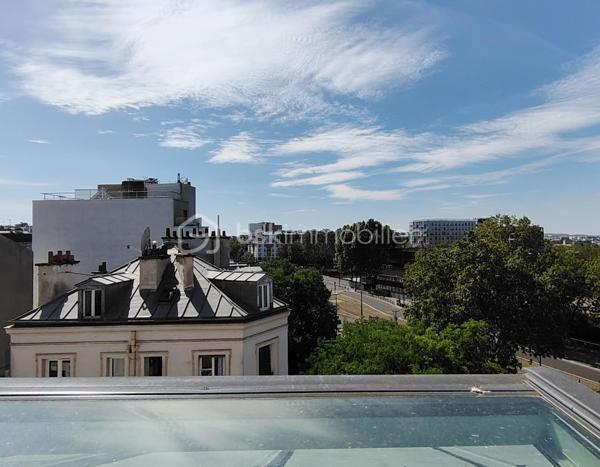 PORTE DE CLIGNANCOURT – MONTMARTRE

MANDAT EXCLUSIF

Prix de vente : 2 963 000 €
Gérald Diomar BSK Immobilier vous propose en exclusivité l'acquisition d'un immeuble de rapport situé dans le 18ᵉ arrondissement de Paris, à proximité immédiate de la Porte de Clignancourt, des commerces, des transports et du quartier emblématique de Montmartre.
Développant environ 340 m² habitables, cet actif est composé de 12 appartements indépendants répartis sur plusieurs niveaux au sein d'un immeuble parisien de caractère.
Cette opération constitue une opportunité rare d'acquérir un immeuble entier dans un secteur bénéficiant d'une forte demande locative et d'un potentiel de valorisation patrimoniale significatif.

LES POINTS CLÉS

•	Immeuble entier en pleine propriété
•	Surface totale : 340 m²
•	12 appartements indépendants
•	Charges annuelles : 11 000 €
•	Secteur locatif extrêmement dynamique
•	Métro Porte de Clignancourt à proximité immédiate
•	Forte attractivité résidentielle
•	Potentiel de revalorisation locative identifié

UN SECTEUR À FORTE DEMANDE

Le secteur Porte de Clignancourt bénéficie d'une excellente desserte grâce aux transports en commun, d'une proximité immédiate avec Montmartre et d'un environnement commerçant particulièrement dynamique.
Le quartier attire une population diversifiée composée d'étudiants, jeunes actifs, familles et investisseurs, garantissant une demande locative soutenue tout au long de l'année.

UN INVESTISSEMENT PATRIMONIAL SÉCURISÉ

L'actif présente plusieurs leviers de création de valeur :

•	Optimisation progressive des loyers
•	Valorisation individuelle des appartements
•	Rareté des immeubles de rapport parisiens disponibles à la vente
•	Mutualisation du risque locatif sur 12 lots
•	Charges maîtrisées

CIBLE INVESTISSEURS

Cette acquisition s'adresse particulièrement à :
•	Investisseurs patrimoniaux
•	Family Offices
•	Foncières privées
•	SCI familiales
•	Marchands de biens
•	Investisseurs recherchant une stratégie de valorisation à moyen terme

DOSSIER D'INVESTISSEMENT DISPONIBLE
Mémorandum complet, état locatif, diagnostics, plans et éléments financiers disponibles sur demande après premier échange.

Mandat Exclusif