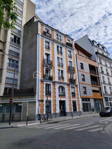 PORTE DE CLIGNANCOURT – MONTMARTRE

MANDAT EXCLUSIF

Prix de vente : 2 963 000 €
Gérald Diomar BSK Immobilier vous propose en exclusivité l'acquisition d'un immeuble de rapport situé dans le 18ᵉ arrondissement de Paris, à proximité immédiate de la Porte de Clignancourt, des commerces, des transports et du quartier emblématique de Montmartre.
Développant environ 340 m² habitables, cet actif est composé de 12 appartements indépendants répartis sur plusieurs niveaux au sein d'un immeuble parisien de caractère.
Cette opération constitue une opportunité rare d'acquérir un immeuble entier dans un secteur bénéficiant d'une forte demande locative et d'un potentiel de valorisation patrimoniale significatif.

LES POINTS CLÉS

•	Immeuble entier en pleine propriété
•	Surface totale : 340 m²
•	12 appartements indépendants
•	Charges annuelles : 11 000 €
•	Secteur locatif extrêmement dynamique
•	Métro Porte de Clignancourt à proximité immédiate
•	Forte attractivité résidentielle
•	Potentiel de revalorisation locative identifié

UN SECTEUR À FORTE DEMANDE

Le secteur Porte de Clignancourt bénéficie d'une excellente desserte grâce aux transports en commun, d'une proximité immédiate avec Montmartre et d'un environnement commerçant particulièrement dynamique.
Le quartier attire une population diversifiée composée d'étudiants, jeunes actifs, familles et investisseurs, garantissant une demande locative soutenue tout au long de l'année.

UN INVESTISSEMENT PATRIMONIAL SÉCURISÉ

L'actif présente plusieurs leviers de création de valeur :

•	Optimisation progressive des loyers
•	Valorisation individuelle des appartements
•	Rareté des immeubles de rapport parisiens disponibles à la vente
•	Mutualisation du risque locatif sur 12 lots
•	Charges maîtrisées

CIBLE INVESTISSEURS

Cette acquisition s'adresse particulièrement à :
•	Investisseurs patrimoniaux
•	Family Offices
•	Foncières privées
•	SCI familiales
•	Marchands de biens
•	Investisseurs recherchant une stratégie de valorisation à moyen terme

DOSSIER D'INVESTISSEMENT DISPONIBLE
Mémorandum complet, état locatif, diagnostics, plans et éléments financiers disponibles sur demande après premier échange.

Mandat Exclusif
