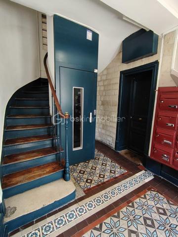 PORTE DE CLIGNANCOURT – MONTMARTRE

MANDAT EXCLUSIF

Prix de vente : 2 963 000 €
Gérald Diomar BSK Immobilier vous propose en exclusivité l'acquisition d'un immeuble de rapport situé dans le 18ᵉ arrondissement de Paris, à proximité immédiate de la Porte de Clignancourt, des commerces, des transports et du quartier emblématique de Montmartre.
Développant environ 340 m² habitables, cet actif est composé de 12 appartements indépendants répartis sur plusieurs niveaux au sein d'un immeuble parisien de caractère.
Cette opération constitue une opportunité rare d'acquérir un immeuble entier dans un secteur bénéficiant d'une forte demande locative et d'un potentiel de valorisation patrimoniale significatif.

LES POINTS CLÉS

•	Immeuble entier en pleine propriété
•	Surface totale : 340 m²
•	12 appartements indépendants
•	Charges annuelles : 11 000 €
•	Secteur locatif extrêmement dynamique
•	Métro Porte de Clignancourt à proximité immédiate
•	Forte attractivité résidentielle
•	Potentiel de revalorisation locative identifié

UN SECTEUR À FORTE DEMANDE

Le secteur Porte de Clignancourt bénéficie d'une excellente desserte grâce aux transports en commun, d'une proximité immédiate avec Montmartre et d'un environnement commerçant particulièrement dynamique.
Le quartier attire une population diversifiée composée d'étudiants, jeunes actifs, familles et investisseurs, garantissant une demande locative soutenue tout au long de l'année.

UN INVESTISSEMENT PATRIMONIAL SÉCURISÉ

L'actif présente plusieurs leviers de création de valeur :

•	Optimisation progressive des loyers
•	Valorisation individuelle des appartements
•	Rareté des immeubles de rapport parisiens disponibles à la vente
•	Mutualisation du risque locatif sur 12 lots
•	Charges maîtrisées

CIBLE INVESTISSEURS

Cette acquisition s'adresse particulièrement à :
•	Investisseurs patrimoniaux
•	Family Offices
•	Foncières privées
•	SCI familiales
•	Marchands de biens
•	Investisseurs recherchant une stratégie de valorisation à moyen terme

DOSSIER D'INVESTISSEMENT DISPONIBLE
Mémorandum complet, état locatif, diagnostics, plans et éléments financiers disponibles sur demande après premier échange.

Mandat Exclusif