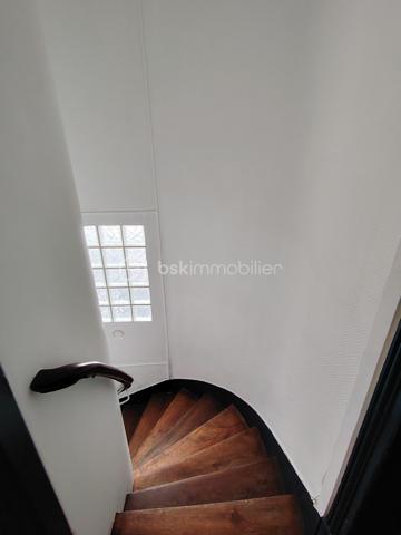 PORTE DE CLIGNANCOURT – MONTMARTRE

MANDAT EXCLUSIF

Prix de vente : 2 963 000 €
Gérald Diomar BSK Immobilier vous propose en exclusivité l'acquisition d'un immeuble de rapport situé dans le 18ᵉ arrondissement de Paris, à proximité immédiate de la Porte de Clignancourt, des commerces, des transports et du quartier emblématique de Montmartre.
Développant environ 340 m² habitables, cet actif est composé de 12 appartements indépendants répartis sur plusieurs niveaux au sein d'un immeuble parisien de caractère.
Cette opération constitue une opportunité rare d'acquérir un immeuble entier dans un secteur bénéficiant d'une forte demande locative et d'un potentiel de valorisation patrimoniale significatif.

LES POINTS CLÉS

•	Immeuble entier en pleine propriété
•	Surface totale : 340 m²
•	12 appartements indépendants
•	Charges annuelles : 11 000 €
•	Secteur locatif extrêmement dynamique
•	Métro Porte de Clignancourt à proximité immédiate
•	Forte attractivité résidentielle
•	Potentiel de revalorisation locative identifié

UN SECTEUR À FORTE DEMANDE

Le secteur Porte de Clignancourt bénéficie d'une excellente desserte grâce aux transports en commun, d'une proximité immédiate avec Montmartre et d'un environnement commerçant particulièrement dynamique.
Le quartier attire une population diversifiée composée d'étudiants, jeunes actifs, familles et investisseurs, garantissant une demande locative soutenue tout au long de l'année.

UN INVESTISSEMENT PATRIMONIAL SÉCURISÉ

L'actif présente plusieurs leviers de création de valeur :

•	Optimisation progressive des loyers
•	Valorisation individuelle des appartements
•	Rareté des immeubles de rapport parisiens disponibles à la vente
•	Mutualisation du risque locatif sur 12 lots
•	Charges maîtrisées

CIBLE INVESTISSEURS

Cette acquisition s'adresse particulièrement à :
•	Investisseurs patrimoniaux
•	Family Offices
•	Foncières privées
•	SCI familiales
•	Marchands de biens
•	Investisseurs recherchant une stratégie de valorisation à moyen terme

DOSSIER D'INVESTISSEMENT DISPONIBLE
Mémorandum complet, état locatif, diagnostics, plans et éléments financiers disponibles sur demande après premier échange.

Mandat Exclusif
