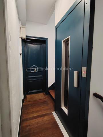 PORTE DE CLIGNANCOURT – MONTMARTRE

MANDAT EXCLUSIF

Prix de vente : 2 963 000 €
Gérald Diomar BSK Immobilier vous propose en exclusivité l'acquisition d'un immeuble de rapport situé dans le 18ᵉ arrondissement de Paris, à proximité immédiate de la Porte de Clignancourt, des commerces, des transports et du quartier emblématique de Montmartre.
Développant environ 340 m² habitables, cet actif est composé de 12 appartements indépendants répartis sur plusieurs niveaux au sein d'un immeuble parisien de caractère.
Cette opération constitue une opportunité rare d'acquérir un immeuble entier dans un secteur bénéficiant d'une forte demande locative et d'un potentiel de valorisation patrimoniale significatif.

LES POINTS CLÉS

•	Immeuble entier en pleine propriété
•	Surface totale : 340 m²
•	12 appartements indépendants
•	Charges annuelles : 11 000 €
•	Secteur locatif extrêmement dynamique
•	Métro Porte de Clignancourt à proximité immédiate
•	Forte attractivité résidentielle
•	Potentiel de revalorisation locative identifié

UN SECTEUR À FORTE DEMANDE

Le secteur Porte de Clignancourt bénéficie d'une excellente desserte grâce aux transports en commun, d'une proximité immédiate avec Montmartre et d'un environnement commerçant particulièrement dynamique.
Le quartier attire une population diversifiée composée d'étudiants, jeunes actifs, familles et investisseurs, garantissant une demande locative soutenue tout au long de l'année.

UN INVESTISSEMENT PATRIMONIAL SÉCURISÉ

L'actif présente plusieurs leviers de création de valeur :

•	Optimisation progressive des loyers
•	Valorisation individuelle des appartements
•	Rareté des immeubles de rapport parisiens disponibles à la vente
•	Mutualisation du risque locatif sur 12 lots
•	Charges maîtrisées

CIBLE INVESTISSEURS

Cette acquisition s'adresse particulièrement à :
•	Investisseurs patrimoniaux
•	Family Offices
•	Foncières privées
•	SCI familiales
•	Marchands de biens
•	Investisseurs recherchant une stratégie de valorisation à moyen terme

DOSSIER D'INVESTISSEMENT DISPONIBLE
Mémorandum complet, état locatif, diagnostics, plans et éléments financiers disponibles sur demande après premier échange.

Mandat Exclusif