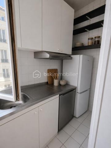 PORTE DE CLIGNANCOURT – MONTMARTRE

MANDAT EXCLUSIF

Prix de vente : 2 963 000 €
Gérald Diomar BSK Immobilier vous propose en exclusivité l'acquisition d'un immeuble de rapport situé dans le 18ᵉ arrondissement de Paris, à proximité immédiate de la Porte de Clignancourt, des commerces, des transports et du quartier emblématique de Montmartre.
Développant environ 340 m² habitables, cet actif est composé de 12 appartements indépendants répartis sur plusieurs niveaux au sein d'un immeuble parisien de caractère.
Cette opération constitue une opportunité rare d'acquérir un immeuble entier dans un secteur bénéficiant d'une forte demande locative et d'un potentiel de valorisation patrimoniale significatif.

LES POINTS CLÉS

•	Immeuble entier en pleine propriété
•	Surface totale : 340 m²
•	12 appartements indépendants
•	Charges annuelles : 11 000 €
•	Secteur locatif extrêmement dynamique
•	Métro Porte de Clignancourt à proximité immédiate
•	Forte attractivité résidentielle
•	Potentiel de revalorisation locative identifié

UN SECTEUR À FORTE DEMANDE

Le secteur Porte de Clignancourt bénéficie d'une excellente desserte grâce aux transports en commun, d'une proximité immédiate avec Montmartre et d'un environnement commerçant particulièrement dynamique.
Le quartier attire une population diversifiée composée d'étudiants, jeunes actifs, familles et investisseurs, garantissant une demande locative soutenue tout au long de l'année.

UN INVESTISSEMENT PATRIMONIAL SÉCURISÉ

L'actif présente plusieurs leviers de création de valeur :

•	Optimisation progressive des loyers
•	Valorisation individuelle des appartements
•	Rareté des immeubles de rapport parisiens disponibles à la vente
•	Mutualisation du risque locatif sur 12 lots
•	Charges maîtrisées

CIBLE INVESTISSEURS

Cette acquisition s'adresse particulièrement à :
•	Investisseurs patrimoniaux
•	Family Offices
•	Foncières privées
•	SCI familiales
•	Marchands de biens
•	Investisseurs recherchant une stratégie de valorisation à moyen terme

DOSSIER D'INVESTISSEMENT DISPONIBLE
Mémorandum complet, état locatif, diagnostics, plans et éléments financiers disponibles sur demande après premier échange.

Mandat Exclusif