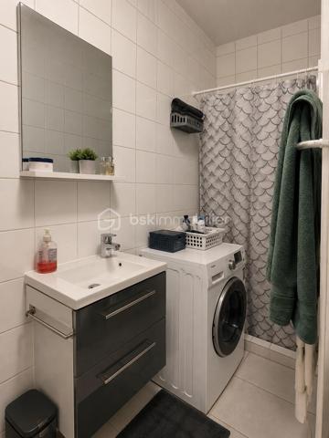 PORTE DE CLIGNANCOURT – MONTMARTRE

MANDAT EXCLUSIF

Prix de vente : 2 963 000 €
Gérald Diomar BSK Immobilier vous propose en exclusivité l'acquisition d'un immeuble de rapport situé dans le 18ᵉ arrondissement de Paris, à proximité immédiate de la Porte de Clignancourt, des commerces, des transports et du quartier emblématique de Montmartre.
Développant environ 340 m² habitables, cet actif est composé de 12 appartements indépendants répartis sur plusieurs niveaux au sein d'un immeuble parisien de caractère.
Cette opération constitue une opportunité rare d'acquérir un immeuble entier dans un secteur bénéficiant d'une forte demande locative et d'un potentiel de valorisation patrimoniale significatif.

LES POINTS CLÉS

•	Immeuble entier en pleine propriété
•	Surface totale : 340 m²
•	12 appartements indépendants
•	Charges annuelles : 11 000 €
•	Secteur locatif extrêmement dynamique
•	Métro Porte de Clignancourt à proximité immédiate
•	Forte attractivité résidentielle
•	Potentiel de revalorisation locative identifié

UN SECTEUR À FORTE DEMANDE

Le secteur Porte de Clignancourt bénéficie d'une excellente desserte grâce aux transports en commun, d'une proximité immédiate avec Montmartre et d'un environnement commerçant particulièrement dynamique.
Le quartier attire une population diversifiée composée d'étudiants, jeunes actifs, familles et investisseurs, garantissant une demande locative soutenue tout au long de l'année.

UN INVESTISSEMENT PATRIMONIAL SÉCURISÉ

L'actif présente plusieurs leviers de création de valeur :

•	Optimisation progressive des loyers
•	Valorisation individuelle des appartements
•	Rareté des immeubles de rapport parisiens disponibles à la vente
•	Mutualisation du risque locatif sur 12 lots
•	Charges maîtrisées

CIBLE INVESTISSEURS

Cette acquisition s'adresse particulièrement à :
•	Investisseurs patrimoniaux
•	Family Offices
•	Foncières privées
•	SCI familiales
•	Marchands de biens
•	Investisseurs recherchant une stratégie de valorisation à moyen terme

DOSSIER D'INVESTISSEMENT DISPONIBLE
Mémorandum complet, état locatif, diagnostics, plans et éléments financiers disponibles sur demande après premier échange.

Mandat Exclusif