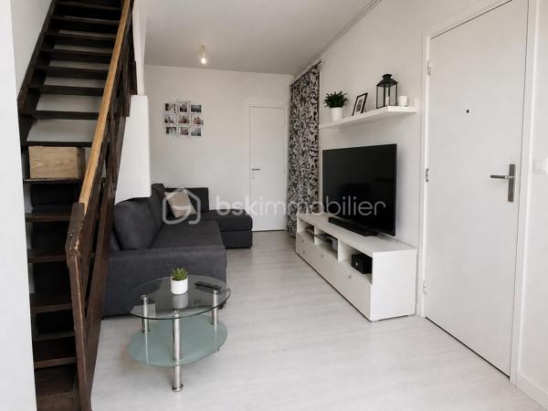 PORTE DE CLIGNANCOURT – MONTMARTRE

MANDAT EXCLUSIF

Prix de vente : 2 963 000 €
Gérald Diomar BSK Immobilier vous propose en exclusivité l'acquisition d'un immeuble de rapport situé dans le 18ᵉ arrondissement de Paris, à proximité immédiate de la Porte de Clignancourt, des commerces, des transports et du quartier emblématique de Montmartre.
Développant environ 340 m² habitables, cet actif est composé de 12 appartements indépendants répartis sur plusieurs niveaux au sein d'un immeuble parisien de caractère.
Cette opération constitue une opportunité rare d'acquérir un immeuble entier dans un secteur bénéficiant d'une forte demande locative et d'un potentiel de valorisation patrimoniale significatif.

LES POINTS CLÉS

•	Immeuble entier en pleine propriété
•	Surface totale : 340 m²
•	12 appartements indépendants
•	Charges annuelles : 11 000 €
•	Secteur locatif extrêmement dynamique
•	Métro Porte de Clignancourt à proximité immédiate
•	Forte attractivité résidentielle
•	Potentiel de revalorisation locative identifié

UN SECTEUR À FORTE DEMANDE

Le secteur Porte de Clignancourt bénéficie d'une excellente desserte grâce aux transports en commun, d'une proximité immédiate avec Montmartre et d'un environnement commerçant particulièrement dynamique.
Le quartier attire une population diversifiée composée d'étudiants, jeunes actifs, familles et investisseurs, garantissant une demande locative soutenue tout au long de l'année.

UN INVESTISSEMENT PATRIMONIAL SÉCURISÉ

L'actif présente plusieurs leviers de création de valeur :

•	Optimisation progressive des loyers
•	Valorisation individuelle des appartements
•	Rareté des immeubles de rapport parisiens disponibles à la vente
•	Mutualisation du risque locatif sur 12 lots
•	Charges maîtrisées

CIBLE INVESTISSEURS

Cette acquisition s'adresse particulièrement à :
•	Investisseurs patrimoniaux
•	Family Offices
•	Foncières privées
•	SCI familiales
•	Marchands de biens
•	Investisseurs recherchant une stratégie de valorisation à moyen terme

DOSSIER D'INVESTISSEMENT DISPONIBLE
Mémorandum complet, état locatif, diagnostics, plans et éléments financiers disponibles sur demande après premier échange.

Mandat Exclusif