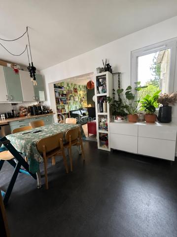 Le Pré Gentil, Secteur Recherché ! A 10min à pieds du RER E, proche toutes commodités, charmante MAISON de VILLE dans une rue à sens unique avec stationnement gratuit. 
Au RDJ : palier avec rangements - chambre / dressing donnant sur jardin - wc. 
RDC sur élevé : entrée avec rangements - cuisine ouverte sur séjour - salle d'eau - wc. 
A l'étage : palier - chambre avec salle d'eau - 2 chambres. 
Terrasse - Jardinet - Atelier.
Les ++ : secteur top - maison bien entretenue - agencement optimisé...
RARE sur le secteur ! Faire Vite ! Au plaisir pour une visite. Conseillère à votre écoute 7j/7.
