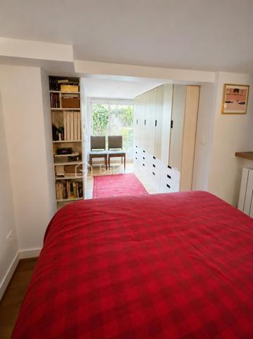 Le Pré Gentil, Secteur Recherché ! A 10min à pieds du RER E, proche toutes commodités, charmante MAISON de VILLE dans une rue à sens unique avec stationnement gratuit. 
Au RDJ : palier avec rangements - chambre / dressing donnant sur jardin - wc. 
RDC sur élevé : entrée avec rangements - cuisine ouverte sur séjour - salle d'eau - wc. 
A l'étage : palier - chambre avec salle d'eau - 2 chambres. 
Terrasse - Jardinet - Atelier.
Les ++ : secteur top - maison bien entretenue - agencement optimisé...
RARE sur le secteur ! Faire Vite ! Au plaisir pour une visite. Conseillère à votre écoute 7j/7.