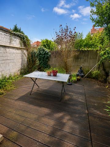 Le Pré Gentil, Secteur Recherché ! A 10min à pieds du RER E, proche toutes commodités, charmante MAISON de VILLE dans une rue à sens unique avec stationnement gratuit. 
Au RDJ : palier avec rangements - chambre / dressing donnant sur jardin - wc. 
RDC sur élevé : entrée avec rangements - cuisine ouverte sur séjour - salle d'eau - wc. 
A l'étage : palier - chambre avec salle d'eau - 2 chambres. 
Terrasse - Jardinet - Atelier.
Les ++ : secteur top - maison bien entretenue - agencement optimisé...
RARE sur le secteur ! Faire Vite ! Au plaisir pour une visite. Conseillère à votre écoute 7j/7.