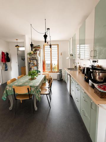 Le Pré Gentil, Secteur Recherché ! A 10min à pieds du RER E, proche toutes commodités, charmante MAISON de VILLE dans une rue à sens unique avec stationnement gratuit. 
Au RDJ : palier avec rangements - chambre / dressing donnant sur jardin - wc. 
RDC sur élevé : entrée avec rangements - cuisine ouverte sur séjour - salle d'eau - wc. 
A l'étage : palier - chambre avec salle d'eau - 2 chambres. 
Terrasse - Jardinet - Atelier.
Les ++ : secteur top - maison bien entretenue - agencement optimisé...
RARE sur le secteur ! Faire Vite ! Au plaisir pour une visite. Conseillère à votre écoute 7j/7.