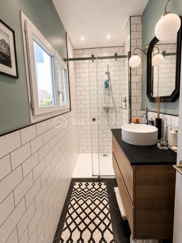 Le Pré Gentil, Secteur Recherché ! A 10min à pieds du RER E, proche toutes commodités, charmante MAISON de VILLE dans une rue à sens unique avec stationnement gratuit. 
Au RDJ : palier avec rangements - chambre / dressing donnant sur jardin - wc. 
RDC sur élevé : entrée avec rangements - cuisine ouverte sur séjour - salle d'eau - wc. 
A l'étage : palier - chambre avec salle d'eau - 2 chambres. 
Terrasse - Jardinet - Atelier.
Les ++ : secteur top - maison bien entretenue - agencement optimisé...
RARE sur le secteur ! Faire Vite ! Au plaisir pour une visite. Conseillère à votre écoute 7j/7.