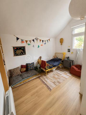 Le Pré Gentil, Secteur Recherché ! A 10min à pieds du RER E, proche toutes commodités, charmante MAISON de VILLE dans une rue à sens unique avec stationnement gratuit. 
Au RDJ : palier avec rangements - chambre / dressing donnant sur jardin - wc. 
RDC sur élevé : entrée avec rangements - cuisine ouverte sur séjour - salle d'eau - wc. 
A l'étage : palier - chambre avec salle d'eau - 2 chambres. 
Terrasse - Jardinet - Atelier.
Les ++ : secteur top - maison bien entretenue - agencement optimisé...
RARE sur le secteur ! Faire Vite ! Au plaisir pour une visite. Conseillère à votre écoute 7j/7.