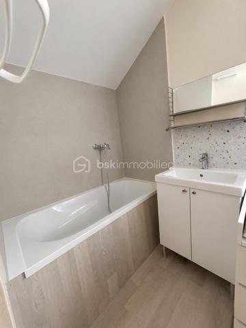 Le Pré Gentil, Secteur Recherché ! A 10min à pieds du RER E, proche toutes commodités, charmante MAISON de VILLE dans une rue à sens unique avec stationnement gratuit. 
Au RDJ : palier avec rangements - chambre / dressing donnant sur jardin - wc. 
RDC sur élevé : entrée avec rangements - cuisine ouverte sur séjour - salle d'eau - wc. 
A l'étage : palier - chambre avec salle d'eau - 2 chambres. 
Terrasse - Jardinet - Atelier.
Les ++ : secteur top - maison bien entretenue - agencement optimisé...
RARE sur le secteur ! Faire Vite ! Au plaisir pour une visite. Conseillère à votre écoute 7j/7.