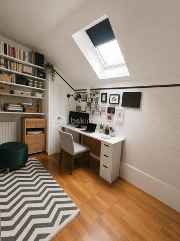 Le Pré Gentil, Secteur Recherché ! A 10min à pieds du RER E, proche toutes commodités, charmante MAISON de VILLE dans une rue à sens unique avec stationnement gratuit. 
Au RDJ : palier avec rangements - chambre / dressing donnant sur jardin - wc. 
RDC sur élevé : entrée avec rangements - cuisine ouverte sur séjour - salle d'eau - wc. 
A l'étage : palier - chambre avec salle d'eau - 2 chambres. 
Terrasse - Jardinet - Atelier.
Les ++ : secteur top - maison bien entretenue - agencement optimisé...
RARE sur le secteur ! Faire Vite ! Au plaisir pour une visite. Conseillère à votre écoute 7j/7.