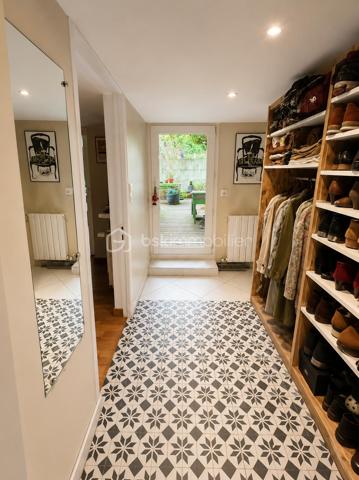Le Pré Gentil, Secteur Recherché ! A 10min à pieds du RER E, proche toutes commodités, charmante MAISON de VILLE dans une rue à sens unique avec stationnement gratuit. 
Au RDJ : palier avec rangements - chambre / dressing donnant sur jardin - wc. 
RDC sur élevé : entrée avec rangements - cuisine ouverte sur séjour - salle d'eau - wc. 
A l'étage : palier - chambre avec salle d'eau - 2 chambres. 
Terrasse - Jardinet - Atelier.
Les ++ : secteur top - maison bien entretenue - agencement optimisé...
RARE sur le secteur ! Faire Vite ! Au plaisir pour une visite. Conseillère à votre écoute 7j/7.