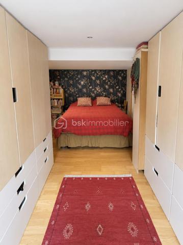 Le Pré Gentil, Secteur Recherché ! A 10min à pieds du RER E, proche toutes commodités, charmante MAISON de VILLE dans une rue à sens unique avec stationnement gratuit. 
Au RDJ : palier avec rangements - chambre / dressing donnant sur jardin - wc. 
RDC sur élevé : entrée avec rangements - cuisine ouverte sur séjour - salle d'eau - wc. 
A l'étage : palier - chambre avec salle d'eau - 2 chambres. 
Terrasse - Jardinet - Atelier.
Les ++ : secteur top - maison bien entretenue - agencement optimisé...
RARE sur le secteur ! Faire Vite ! Au plaisir pour une visite. Conseillère à votre écoute 7j/7.