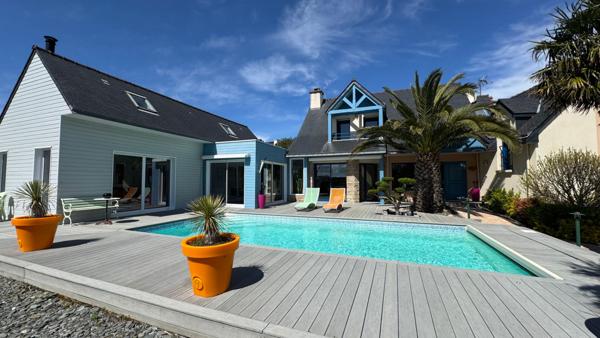 SAINT-PIERRE-QUIBERON - Propriété avec piscine et aperçu mer située à 100 mètres des plages de la baie !