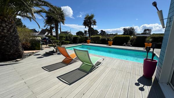 SAINT-PIERRE-QUIBERON - Propriété avec piscine et aperçu mer située à 100 mètres des plages de la baie !