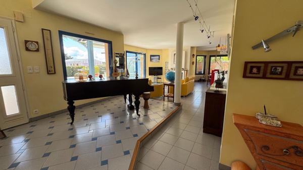 SAINT-PIERRE-QUIBERON - Propriété avec piscine et aperçu mer située à 100 mètres des plages de la baie !