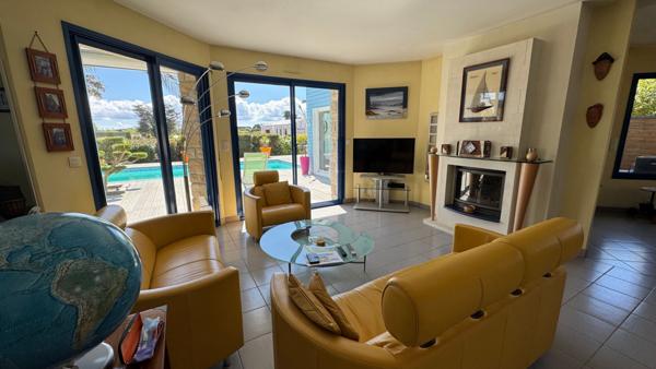 SAINT-PIERRE-QUIBERON - Propriété avec piscine et aperçu mer située à 100 mètres des plages de la baie !