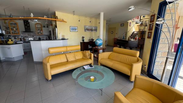 SAINT-PIERRE-QUIBERON - Propriété avec piscine et aperçu mer située à 100 mètres des plages de la baie !