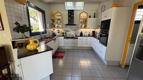 SAINT-PIERRE-QUIBERON - Propriété avec piscine et aperçu mer située à 100 mètres des plages de la baie !