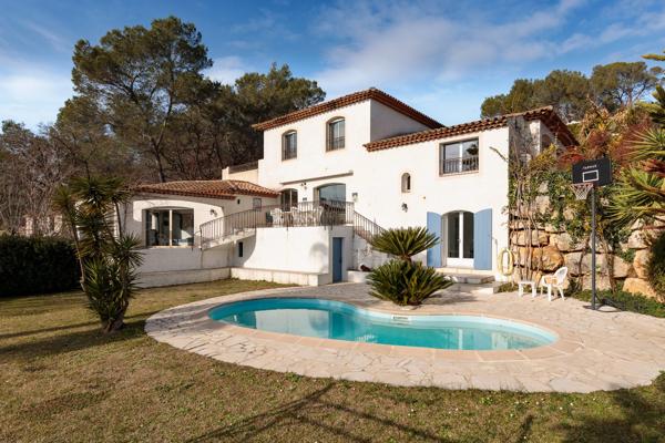 Valbonne - Villa d'architecte 8 pièces 266 m2 au calme aboslu